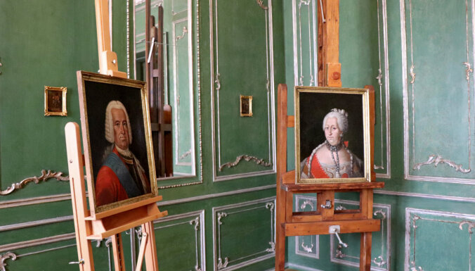 ФОТО: Рундальский дворец получил в подарок портреты его основателей XVIII века