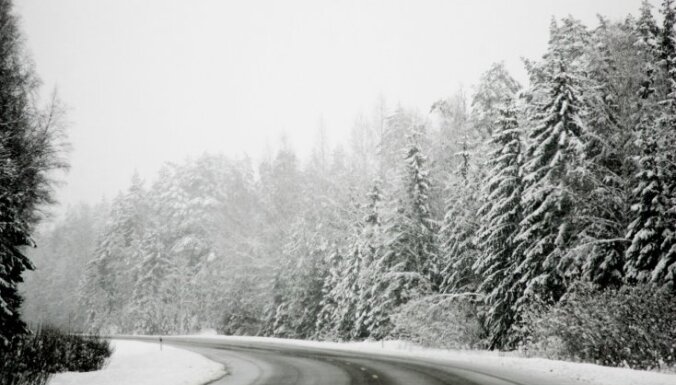 Sniegs un apledojums šorīt dažviet Latvijā apgrūtina braukšanu