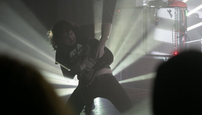 Foto: Rīgā trokšņo amerikāņu 'noise rock' grupa 'A Place To Bury Strangers'