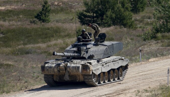 Lielbritānijas ministrs: tanki 'Challenger' Ukrainas frontē nonāks līdz vasarai