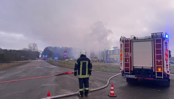 Reportāža: Lokalizēts ugunsgrēks dronu ražotnē Mārupē; darbi turpināsies arī naktī