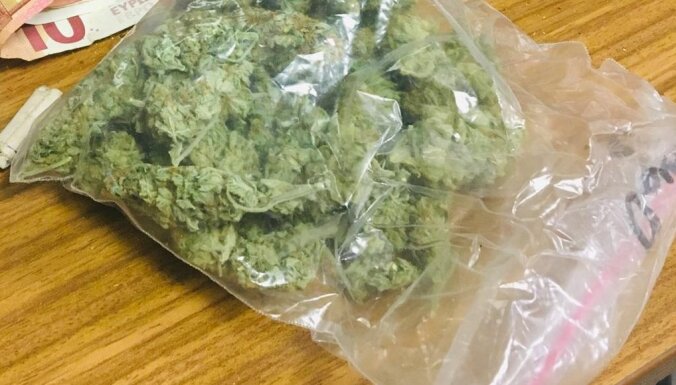 Полиция задержала компанию юношей, у которых изъяли марихуану и амфетамин