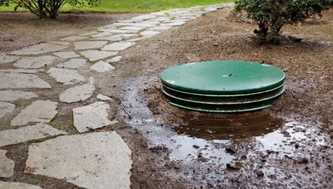 'Rīgas ūdens' izraksta tūkstošu eiro rēķinus par lietus notekūdeņu sistēmu lietošanu