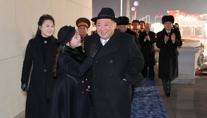 Foto: Kims militāro parādi pieņem kopā ar meitu Džue