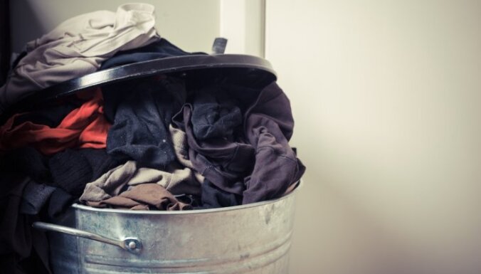 Jaunas drēbes – atkritumos? Kā Latvijai nenoslīkt nenovalkāto apģērbu kalnos