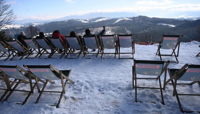 Что происходит на горнолыжном курорте в Украине, который остался открытым, чтобы помочь людям "забыть о войне"