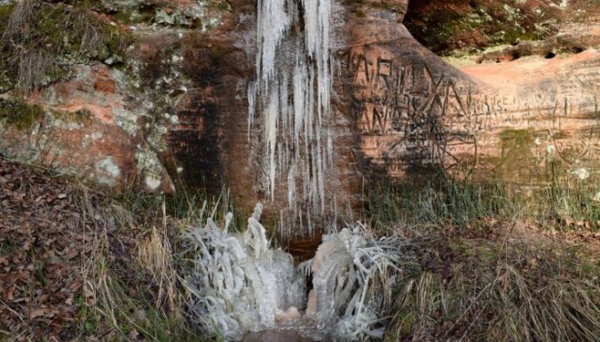 ФОТО: Водопад обрыва Пикенес в Сигулде замерз и превратился в ледяную скульптуру