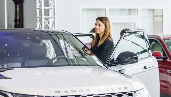 Foto: Latvijā prezentēts jaunais 'Range Rover Evoque' apvidnieks