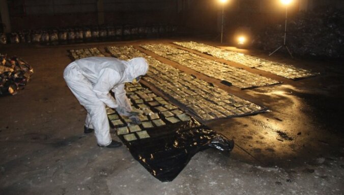 No kilograma vēderā līdz 200 kilogramiem konteinerā – zīmīgi kokaīna ķērieni Latvijā