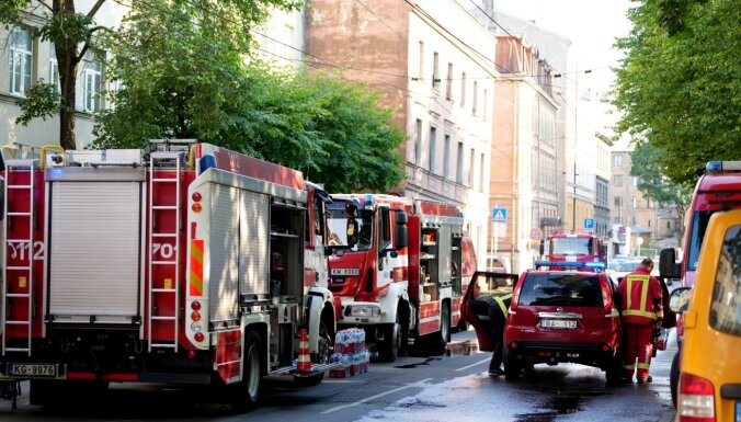 В центре Риги горело здание, примыкающее к обжарочному цеху кофейни (ОБНОВЛЕНО)