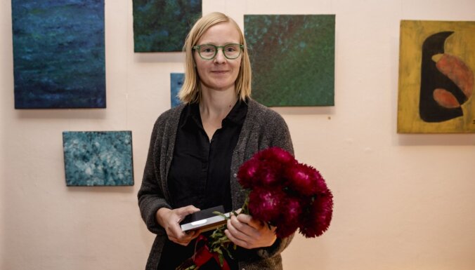Žurnāla 'Domuzīme' Dzejas balvu 2022 saņēmusi Elīna Bākule-Veira