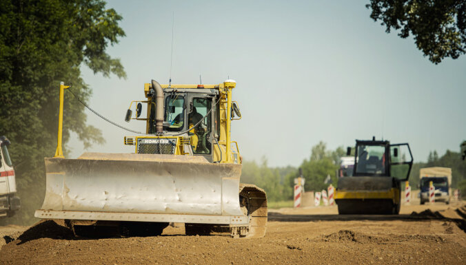 ФОТО: Ремонтируется дорога от Салдуса и до границы с Литвой