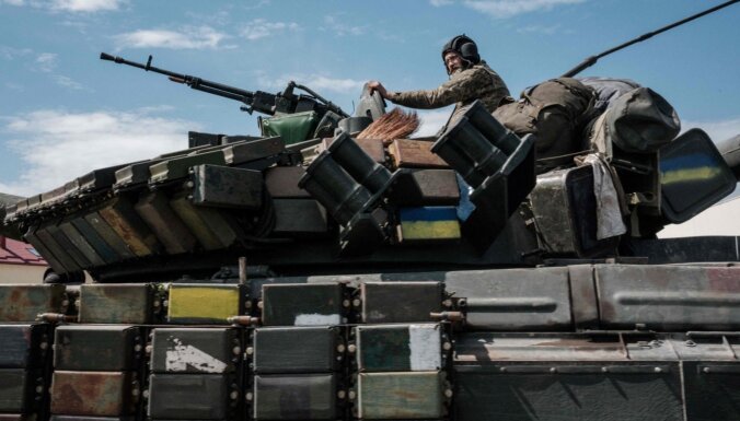 Ukraina atsit 18 uzbrukumus, krievi apšauda civilo kolonnu; bēgļu gaitās 6 miljoni