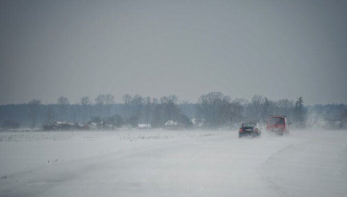 Ceturtdienas rītā visi autoceļi sniegoti; Talsu un Saldus apkārtnē apstākļi kritiski