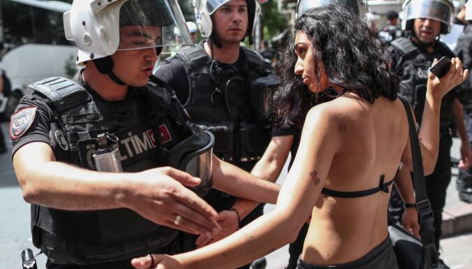Foto: Turcijas policija aiztur Stambulas praida dalībniekus