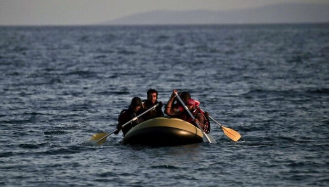 Grieķija apsūdz NVO sadarbībā ar cilvēku kontrabandistiem
