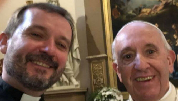 Ļaudis sajūsmina arhibīskapa Vanaga selfijs ar pāvestu