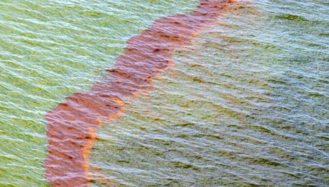 В Даугаве обнаружено пятно от нефтепродуктов