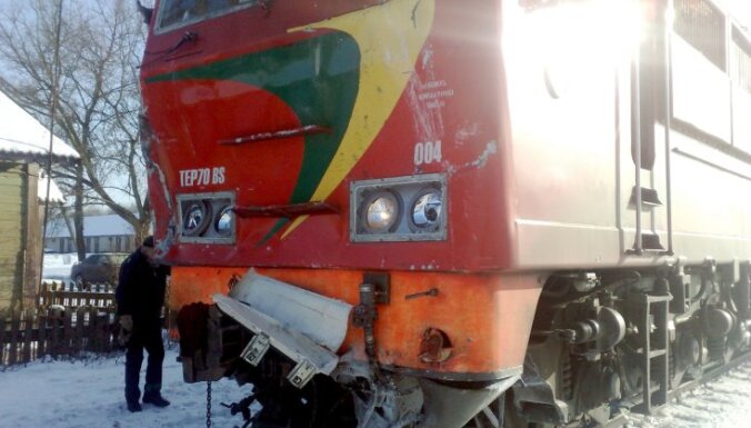 Lietuvā vilciena un kravas auto sadursmē gājis bojā šoferis