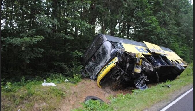 'Ecolines' autobusa un vieglā auto sadursmē Polijā divi bojāgājušie