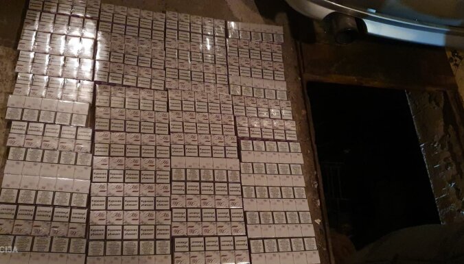 Foto: Policisti pie četrām personām atrod 85 500 nelegālās cigaretes