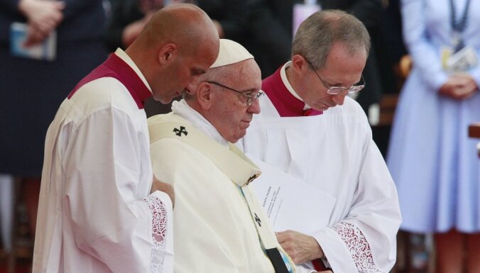 СМИ ополчились на Франциска: кто и зачем троллит папу Римского