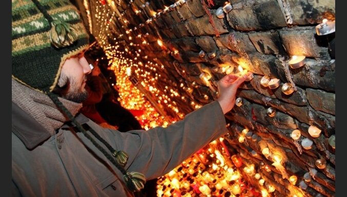 В День Лачплесиса у стен Рижского замка рижане зажгли тысячи свечей