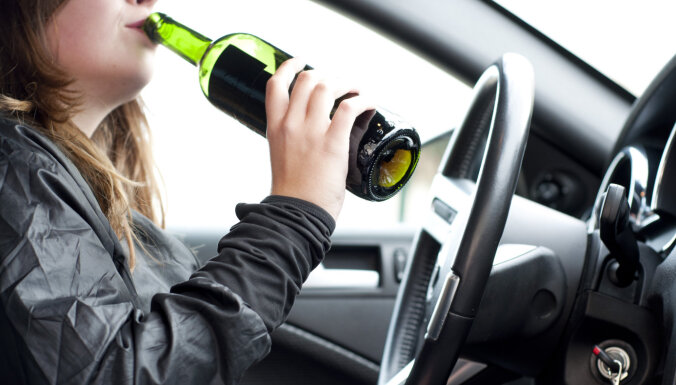 За сутки на дорогах Латвии задержаны 14 пьяных водителей