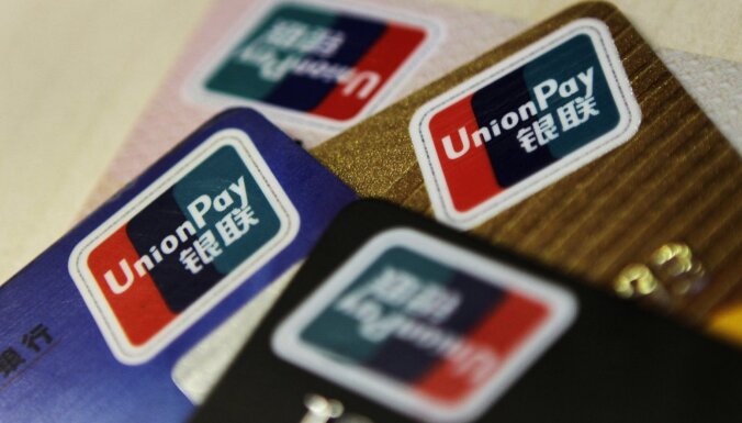Medijs: Ķīnas 'UnionPay' atsakās sadarboties ar vairākām Krievijas bankām