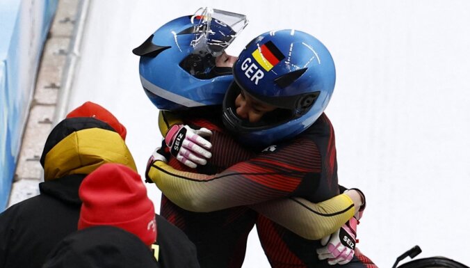 Pekinas olimpiskajās spēlēs dubultuzvara Vācijas sieviešu bobsleja divniekiem