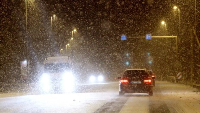 Сильный снегопад и метели затрудняют движение по дорогам Латвии