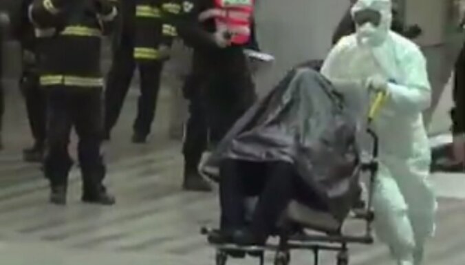 Video: No Prāgas dzelzceļa stacijas evakuē 'Ebolas' slimnieku; vīrietis vienkārši saaukstējies