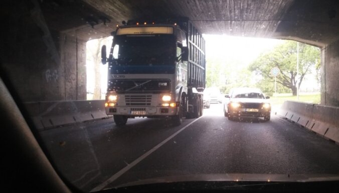 Foto: Zem Akmens tilta iesprūst kravas auto