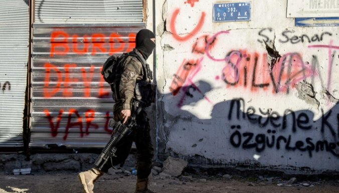 Bumbas sprādzienā Turcijā bojā gājuši pieci karavīri un policists