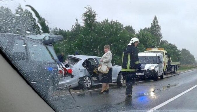 Traģiskā avārijā uz Daugavpils šosejas iet bojā sieviete un gadu vecs bērns