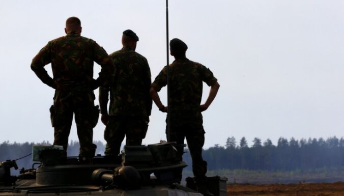 Латвия и Литва выводят военных инструкторов из Украины