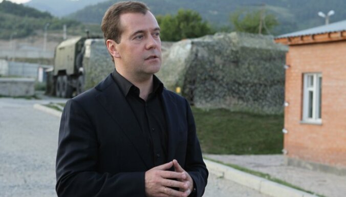 Медведев прилетел в Крым, украинский МИД протестует