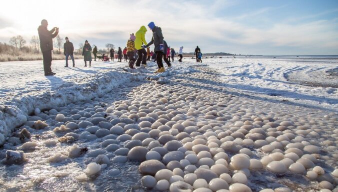 ФОТО. Необычное явление: побережье Южной Эстонии "засыпало" ледяными шариками