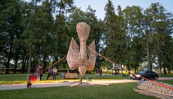 Foto: Valmiermuižas etnomūzikas festivālā top koka uguns skulptūra