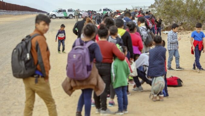 ASV aizturēti 376 imigranti, kas parakušies zem robežbarjeras