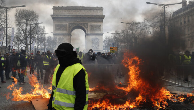 "Желтые жилеты" вновь ведут уличные бои с полицией и громят Париж