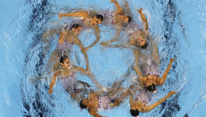 Fotoreportāža: sinhronās peldēšanas daiļums