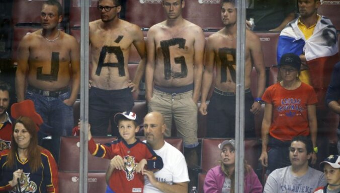 Fans of Florida Panthers right wing Jaromir Jagr