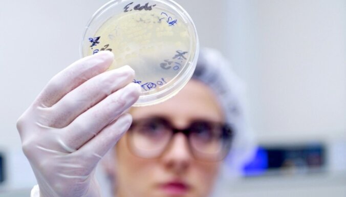 Decembrī Ebolas vīrusa inficēšanās gadījumu skaits sasniegs 10 000 nedēļā, vēsta PVO