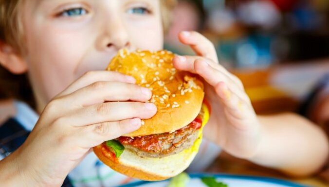Пять токсичных продуктов, которые срочно пора прекратить давать детям