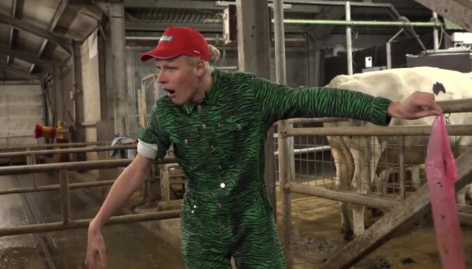 Video: Rojs Rodžers šovā gūst pieredzi govju apsēklošanā