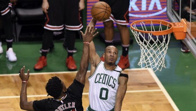 'Celtics' un 'Wizards' nonāk vienas uzvaras attālumā no NBA 'play off' otrās kārtas