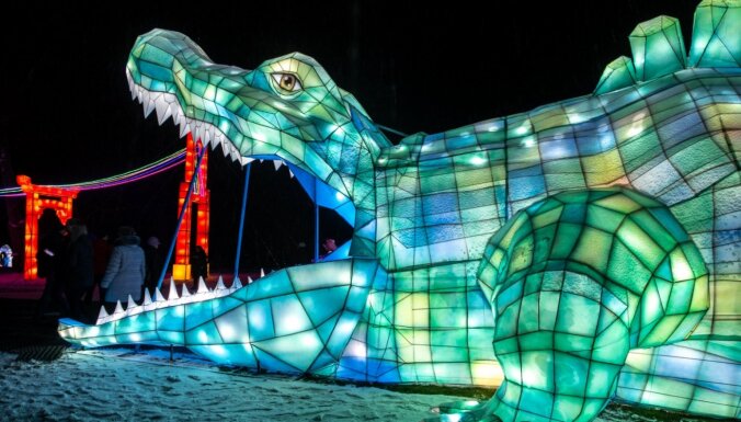 ФОТО. Моргающий лев, пара под одеялом и гигантский крокодил: что можно увидеть на фестивале латерн в Пакройской усадьбе