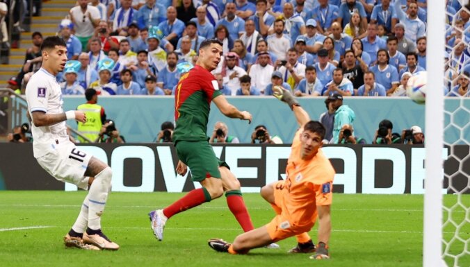 Португалия вышла в плей-офф после победы над Уругваем. У Роналду отняли гол