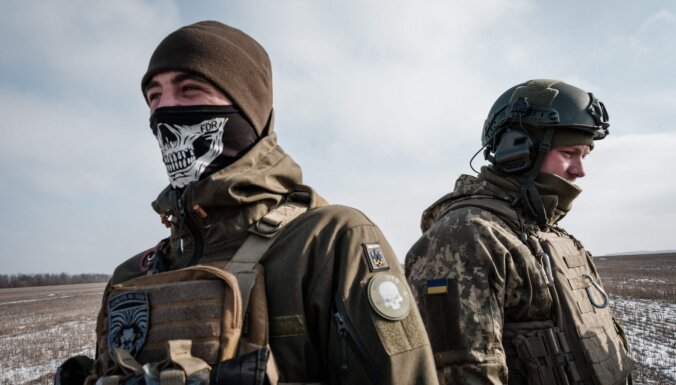 'Sky News': Lielbritānija nodos Ukrainai tālas darbības ieročus